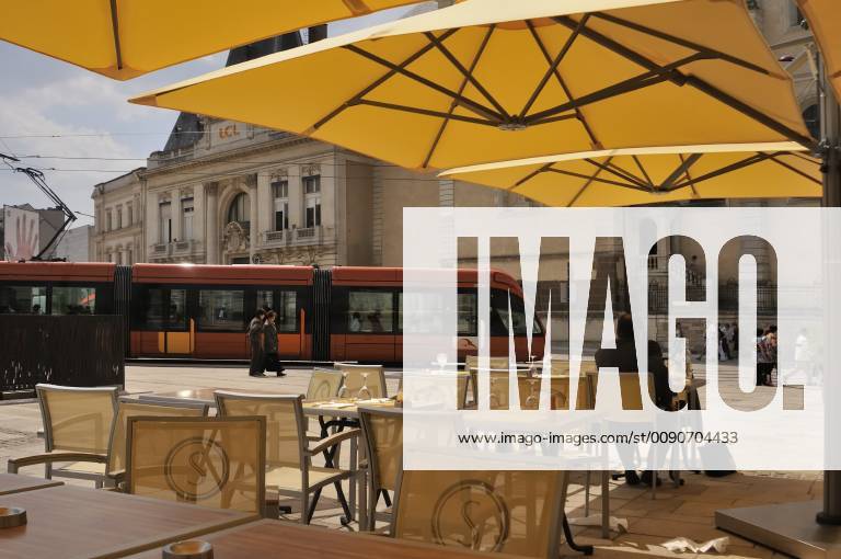 IMAGO Creative, Sommer, Schatten-Plätze bei Hitze France, Le Mans, modern Tramway, Place de la Republique