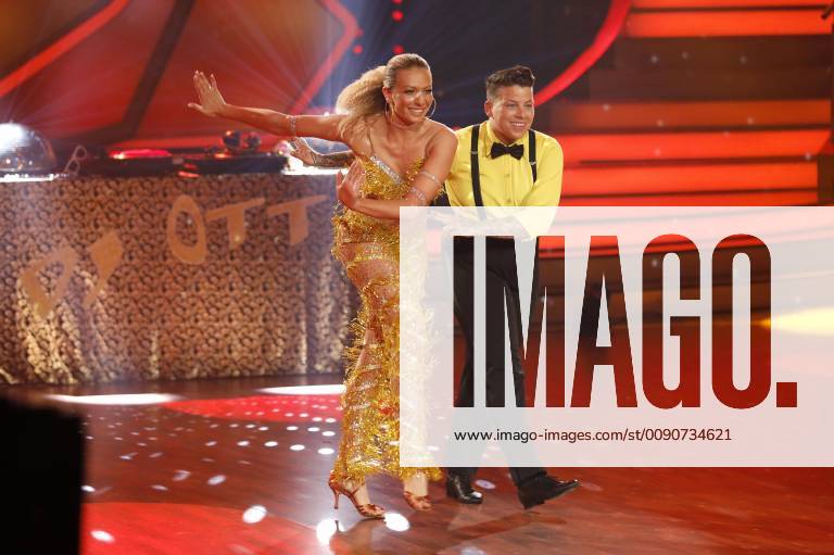 Kerstin Ott und Regina Luca in der 4. Live-Show der 12. Staffel der RTL-Tanzshow Let s Dance im MMC Coloneum. Köln
