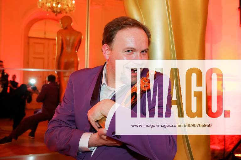 Wiener Hofburg, ROMY - Film- u. TV-Preis, Gala-Verleihung des Fernseh-Preises von ORF u. KURIER im Bild: Thomas Stipsits, -mit d Award, ROMY - Film- u. TV-Preis