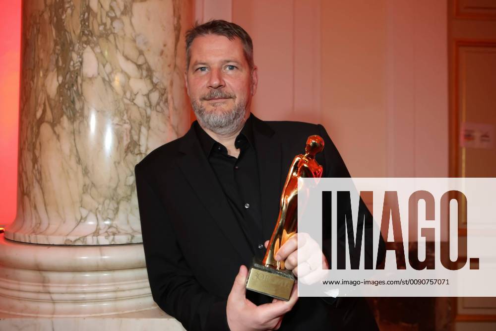 Wiener Hofburg, ROMY - Film- u. TV-Preis, Gala-Verleihung des Fernseh-Preises von ORF u. KURIER im Bild: Andreas Prochaska, -mit d Award, ROMY - Film- u. TV-Preis
