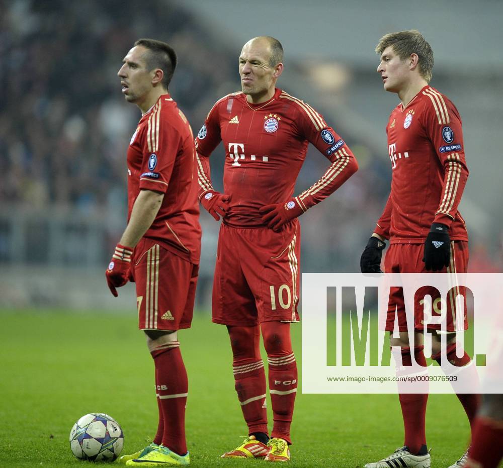 Fussball UEFA-Champions-League, Vorrunde 5.Spieltag: FC Bayern München - FC Villarreal, in der Münchner Allianz-Arena. v.li: Franck Ribery (München) und Arjen Robben (München) und Toni Kroos (Bayern München) vor dem Freistoss.