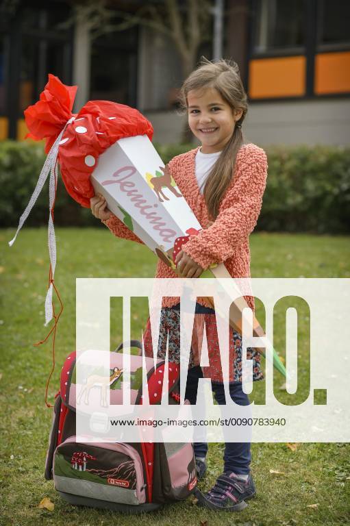 Mädchen, 6 Jahre, Portrait, mit Schultüte und Schulranzen, Einschulung, Deutschland, Europa