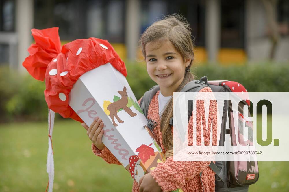 Mädchen, 6 Jahre, Portrait, mit Schultüte und Schulranzen, Einschulung, Deutschland, Europa