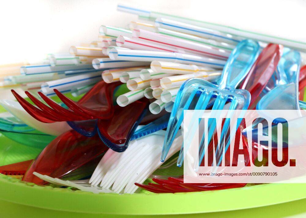 Leipzig, 17.04.2019, EU Verbot von Plastik Einweggeschirr. , Einwegbesteck, Becher, Trinkhalme etc. sollen im EU Gebiet verboten werden. , Im Bild: Plastikbesteck farbig und weiss mit Trinkhalmen auf Plastikteller. ,