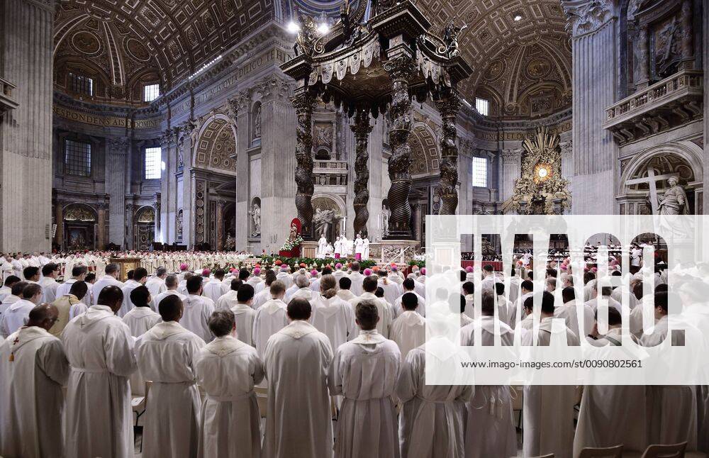 Vatican City, Holy See- POPE FRANCIS celebrates Chrism mass in St. Peter s Basilica at the Vatican Vatican City State - ZUMAi15_ 20190418_zaf_i15_003
