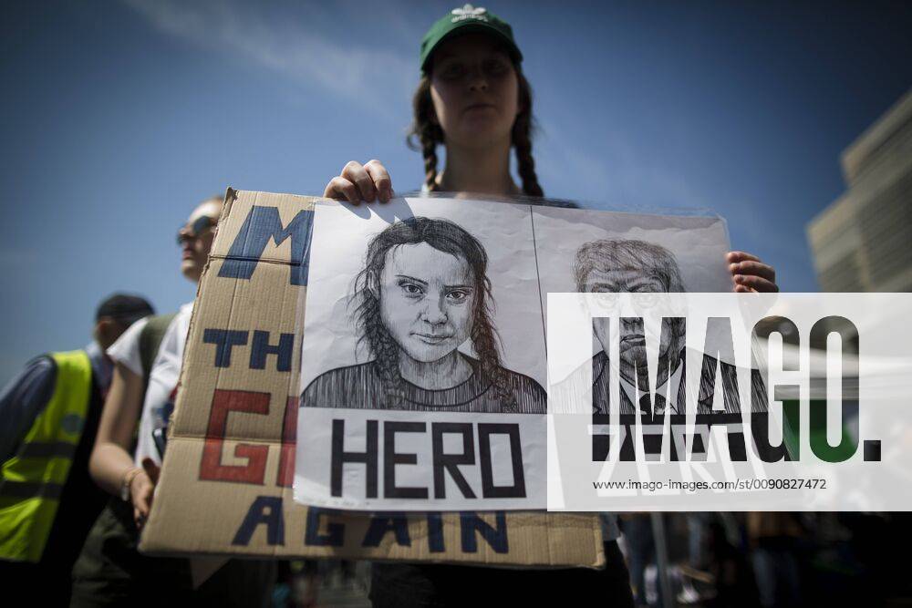 KW16 News Bildes des Tages April 19, 2019 - Rome, Italy - A woman holds a placard depicting Swedish activist Greta Thunberg and U.S President Donald Trump as she attends the demonstration Climate: time changes. It s time to change in Rome, Italy, on April 19, 2019. Thousands of people of Fridays for Future movement gathered in Piazza del Popolo to demand action to prevent further global warming and climate change. Rome Italy - ZUMAn230 20190419_zaa_n230_068