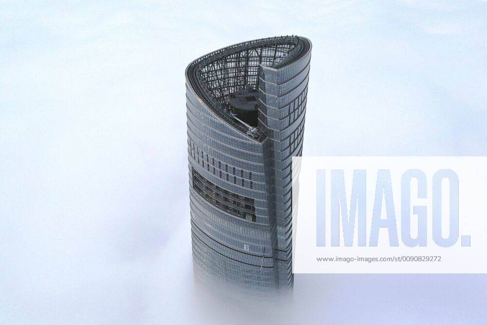 KW16 News Bildes des Tages (190419) -- SHANGHAI, April 19, 2019 (Xinhua) -- In this aerial photo taken on April 19, 2019, the Shanghai Tower, a 632-meter skyscraper, is surrounded by thick fog in east China s Shanghai. (Xinhua Shen Chunchen) CHINA-SHANGHAI-FOG (CN)