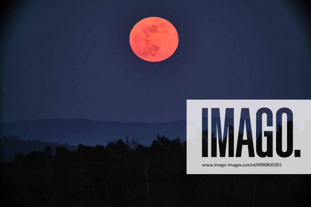 KW16 News Bildes des Tages Orangener Vollmond an Karfreitag Ein orangener Vollmond war um 20:30 an Karfreitag in ganz Deutschland zu sehen. Wir haben Bilder von diesem spektakulärem Ereignis., 70619 Stuttgart, Deutschland