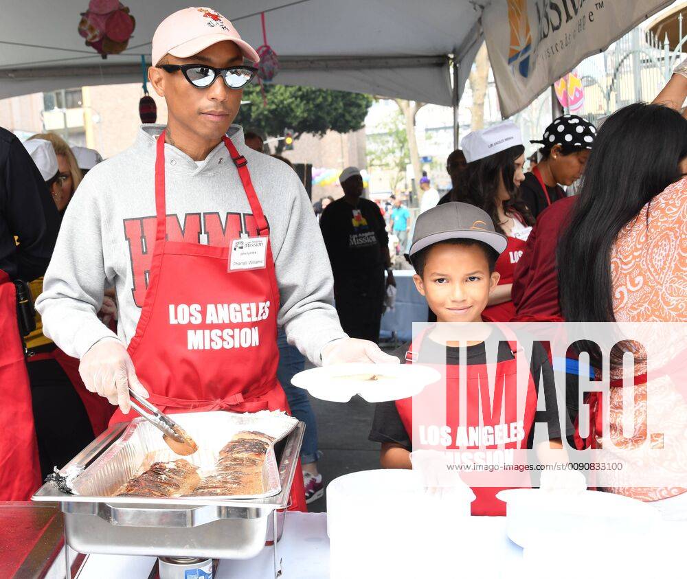 Pharrell Williams mit Sohn Rocket Ayer bei Osteressen mit 4000 Obdachslosen in Los Angeles 19 April 2019 - Los Angeles, California - Pharrell Williams. The Los Angeles Mission Hosts Easter For The Homeless held at the LA Mission. Photo Credit: Birdie Thompson AdMedia 238034 2019-04-19 California Los Angeles Etats-Unis