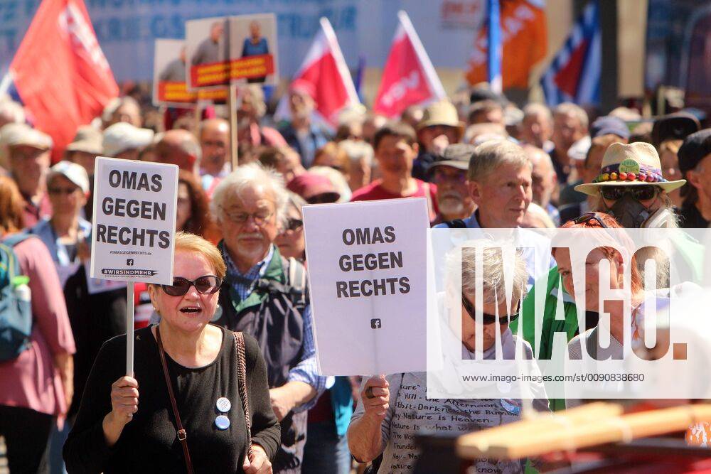 Ostermarsch der Friedensbewegung in Stuttgart, Baden Württemberg, Deutschland: Seniorinnen mit Plakat Omas gegen Rechts