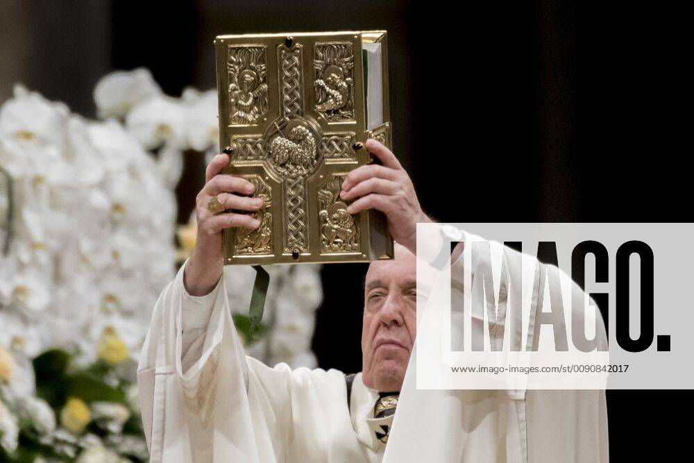 Vatican City, Vatican - Pope Francis holds the Book of Gospels as he presides over the Easter Vigil on April 20, 2019 at St. Peter s Basilica in the Vatican. Christians around the world are marking the Holy Week, commemorating the crucifixion of Jesus Christ, leading up to his resurrection on Easter. Vatican City Vatican - ZUMAn230 20190420_zaa_n230_793