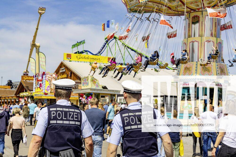DEU, Deutschland, Baden-Württemberg, Stuttgart, 22.04.2019 - 81. Stuttgarter Frühlingsfest auf dem Cannstatter Wasen. Nach Angaben des Veranstalter Europas größtes Frühlingstfest. Bis zum 12. Mai erwarten die rund 240 Schausteller, Wirte und Marktkaufleute wie im Vorjahr rund 1,6 Millionen Besucher. Polizisten sorgen für die Sicherheit der Besucher.