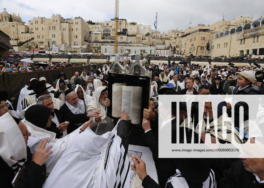(190422) -- JERUSALEM, April 22, 2019 -- Jews participate in the priestly blessing during the Passover holiday at the Western Wall in the Old City of Jerusalem on April 22, 2019. Thousands of Jews make the pilgrimage to Jerusalem during the eight-day Passover holiday, which commemorates the Israelites exodus from slavery in Egypt some 3,500 years ago. ) MIDEAST-JERUSALEM-PASSOVER CELEBRATION MuammarxAwad