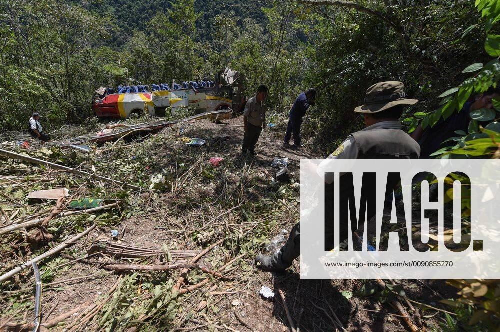 Neighbors and first responders inspect the area of the accident near Yolosita, Yavichuco community, 90 kms from La Paz, Bolivia, 22 April 2019. The death toll after bus accident, which fell down a precipice, rose to 25, while 23 were wounded. Death toll of Bolivia bus accident rises to 25 !ACHTUNG: NUR REDAKTIONELLE NUTZUNG!