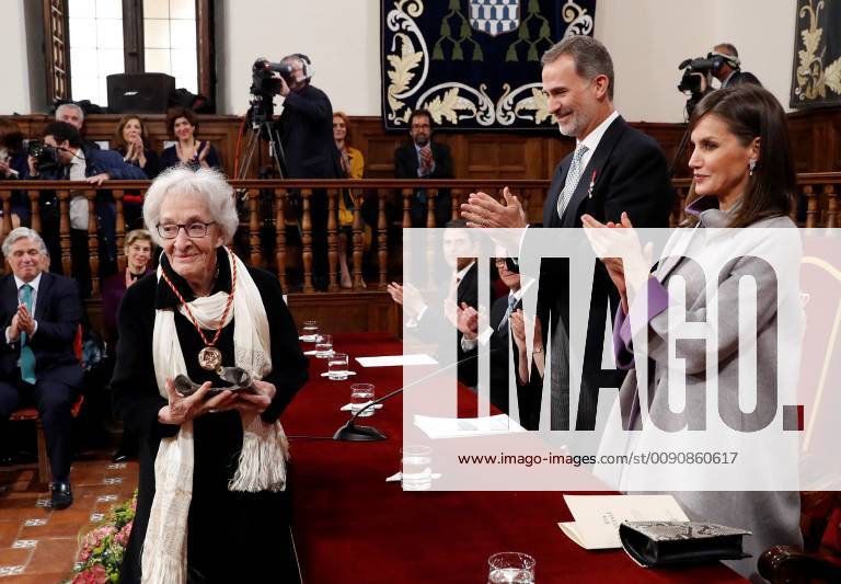 Uruguayan poet Ida Vitale (L) is applauded by Spain s King Felipe VI (2-R) and Queen Letizia (R) as she receives Miguel de Cervantes literature award during the awarding ceremony at Alcala de Henares University, in Alcala de Henares, outside Madrid, Spain, 23 April 2019. The prize, worth at 125,000 euro cash prize, is the most important award to literature in spanish and the awarding ceremony is held each 23 April to mark Miguel de Cervantes death date. Cervantes Literature awarding ceremony !ACHTUNG: NUR REDAKTIONELLE NUTZUNG!