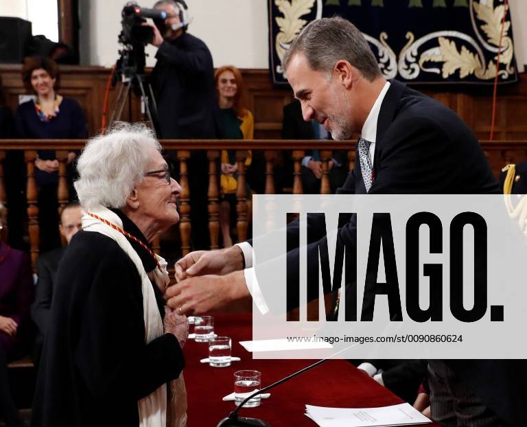 Uruguayan poet Ida Vitale (L) receives Miguel de Cervantes literature award by Spain s King Felipe VI (R) during the awarding ceremony at Alcala de Henares University, in Alcala de Henares, outside Madrid, Spain, 23 April 2019. The prize, worth at 125,000 euro cash prize, is the most important award to literature in spanish and the awarding ceremony is held each 23 April to mark Miguel de Cervantes death date. Cervantes Literature awarding ceremony !ACHTUNG: NUR REDAKTIONELLE NUTZUNG!