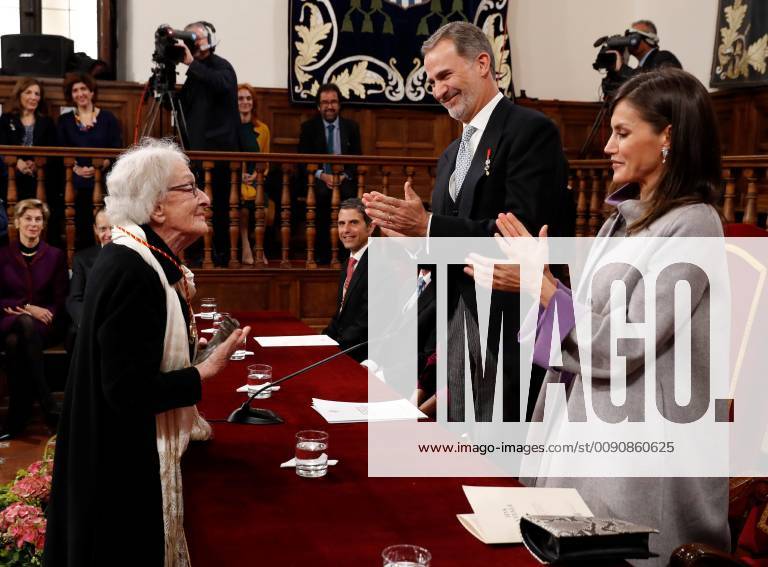 Uruguayan poet Ida Vitale (L) is applauded by Spain s King Felipe VI (2-R) and Queen Letizia (R) as she receives Miguel de Cervantes literature award during the awarding ceremony at Alcala de Henares University, in Alcala de Henares, outside Madrid, Spain, 23 April 2019. The prize, worth at 125,000 euro cash prize, is the most important award to literature in spanish and the awarding ceremony is held each 23 April to mark Miguel de Cervantes death date. Cervantes Literature awarding ceremony !ACHTUNG: NUR REDAKTIONELLE NUTZUNG!