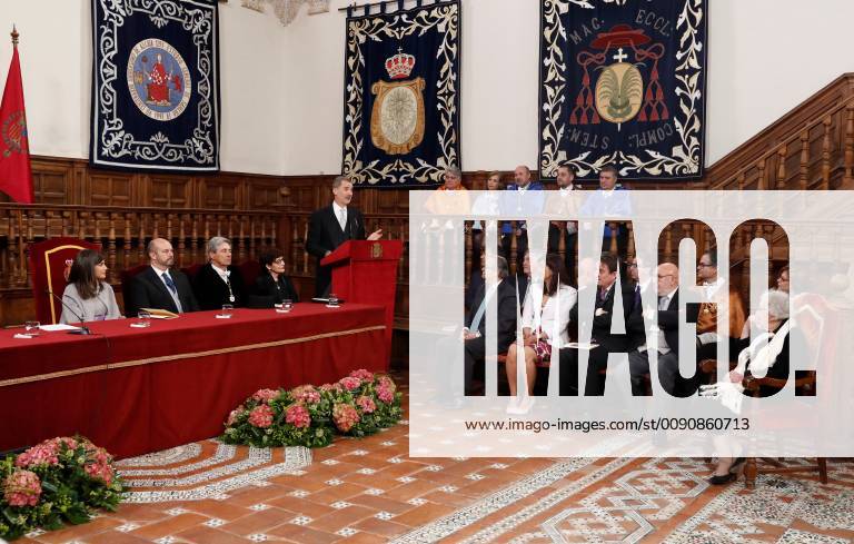 Spain s King Felipe VI (C) delivers a speech during 2018 Miguel de Cervantes literature awarding ceremony at Alcala de Henares University, in Alcala de Henares, outside Madrid, Spain, 23 April 2019. Uruguayan poet Ida Vitale (R) won the prize, worth at 125,000 euro cash. Cervantes Award is the most important award to literature in spanish and the awarding ceremony is held each 23 April to mark Miguel de Cervantes death date. Cervantes Literature awarding ceremony !ACHTUNG: NUR REDAKTIONELLE NUTZUNG!