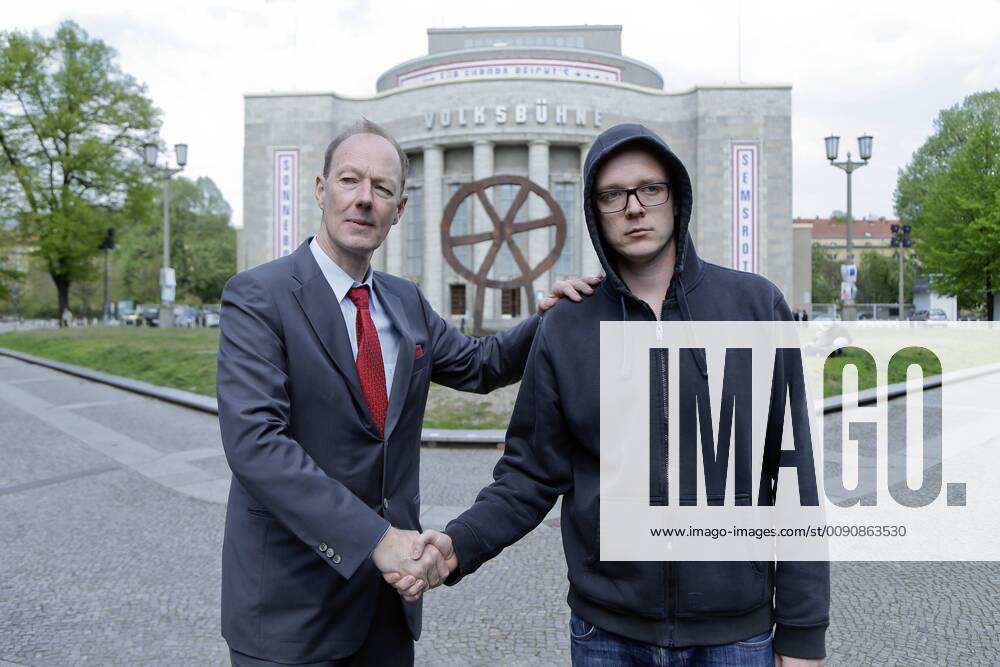Berlin, Deutschland - Pressetermin, Die PARTEI startet in den EU-Wahlkampf, mit dem Vorsitzenden Martin Sonneborn und dem Comedian Nico Semsrott. Foto: v.l. Martin Sonneborn, Vorsitzender von Die PARTEI und der Comedian Nico Semsrott, anlaesslich eines Pressetermins zum Start der Spasspartei Die PARTEI in den EU-Wahlkampf, vor der Volksbuehne in Berlin.