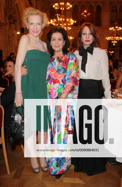 Filmball Wien 16.03.12 Schauspielerin Sunnyi Melles + Hannelore Elsner + Birgit Minichmayr (L-R) im Rathaus Wien, Rathausplatz 1, beim Orange Filmball Vienna - 16.03.2012 -