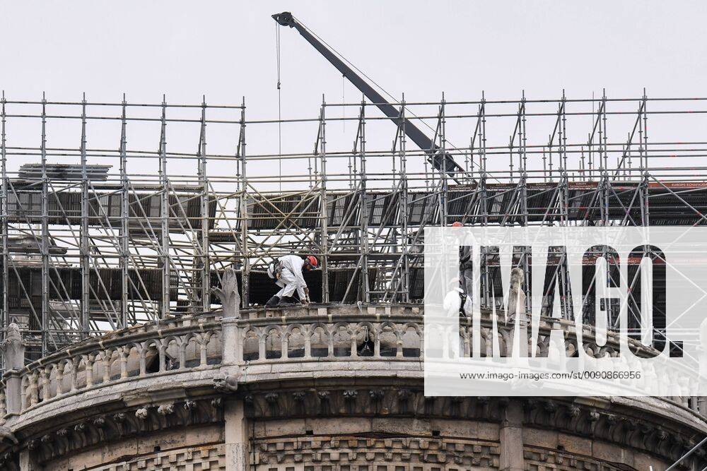 The workers began rebuilding the Notre Dame de Paris Cathedral under the gaze of tourists on April 23, 2019. JulienxMattiax Pictorium LePictorium_0206850