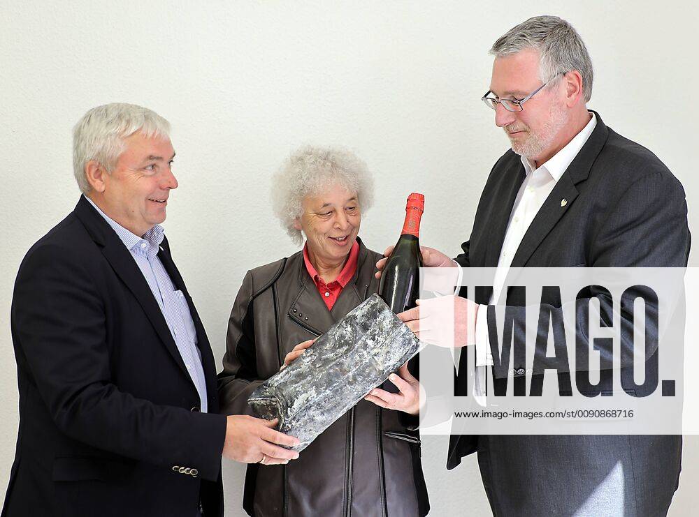 Nebra in einer Zeitkapsel, die bei Brückenarbeiten gefunden wurde , fand man eine Flasche Sekt von 1886 aus Freyburg foto: vlnr Ulrich wiegel GF Rotkäppchen, BM Nebra Antje Scheschinski , GF Rotkäppchen Dr. Mike Eberle copyright