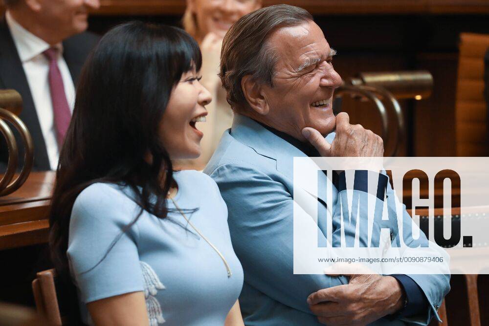 Hannover: 24.04.2019, Empfang der Stadt Hannover für Altbundeskanzler Gerhard Schröder zu seinem 75. Geburtstag im Neuen Rathaus , Altbundeskanzler Gerhard Schröder mit seiner Frau Soyeon Kim