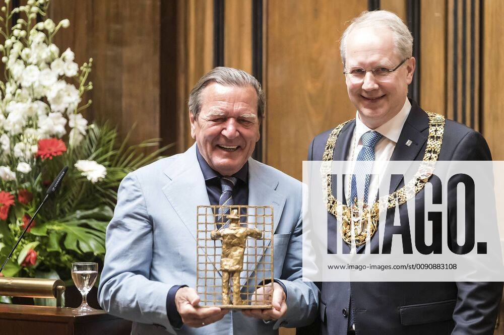Gerhard Schröder und Stefan Schostok mit Bronzeplastik der Landeshauptstadt Hannover Ich will da rein beim Empfang zum 75. Geburtstag von Ehrenbürger und Bundeskanzler a.D. Gerhard Schröder im Neuen Rathaus. Hannover