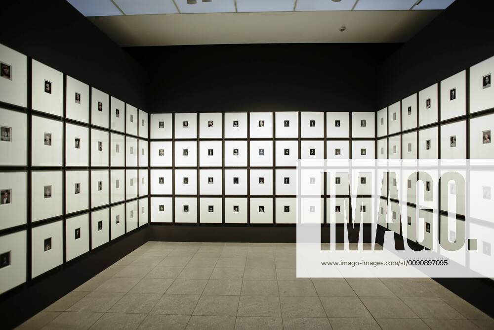 Berlin, Deutschland - Pressevorbesichtigung zur Ausstellung, Andreas Muehe. Mischpoche, im Hamburger Bahnhof - Museum fuer Gegenwart Ð Berlin. In zwei grossformatigen fotografischen Familienportraits vereint Andreas Muehe, Sohn des verstorbenen Schauspielers Ulrich Muehe, die lebenden wie verstorbenen Mitglieder seiner Familie, muetterlicher- und vaeterlicherseits. Die bereits verstorbenen Personen liess er, von Fotovorlagen ausgehend, in einem komplexen und intensiven Produktionsprozess als verblueffend lebensecht anmutende Skulpturen nachbilden. Foto: Blick in die Ausstellung Andreas Muehe. Mischpoche, im Hamburger Bahnhof - Museum fuer Gegenwart Ð Berlin.