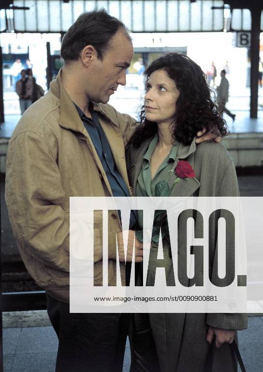 EUROCOPS Alte Freunde D 1992 Ulrich Stark Bild: Dorn (HEINER LAUTERBACH) und Marion (ADELHEID ARNDT) am Bahnhof. 34059 Überschrift: EUROCOPS D 1992
