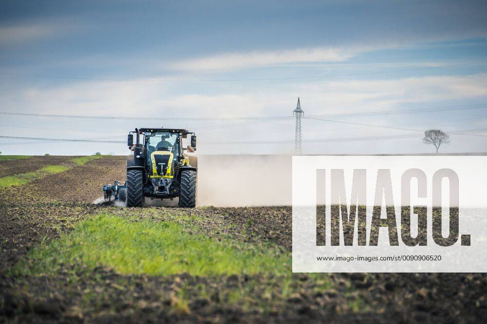 Dürre in Deutschland, ausgetrocknete Felder in Thüringen LANDWIRTSCHAFT DÜRRE 25 04 2019 - Thüringen: Ein Landwirt pflügt sein trockenes Feld in Thüringen. _________________