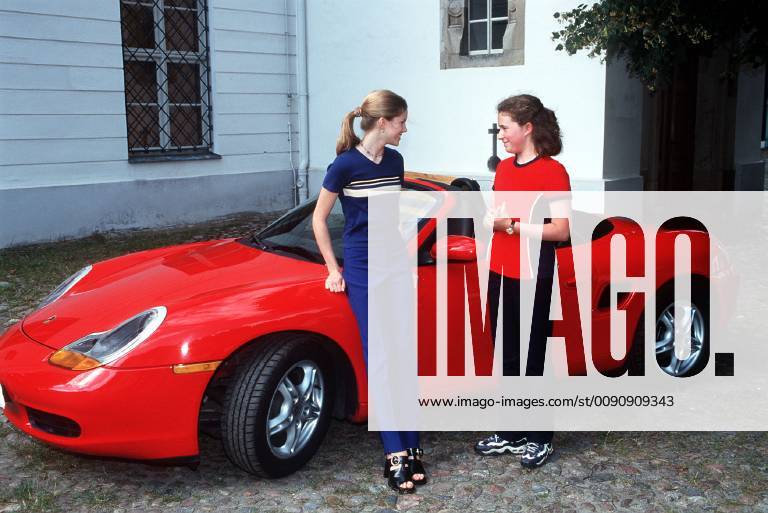 Katharina (LAURA LASS) macht einen Freudesprung, als sie im Schlosshof eine geparkte Nobelkarosse sieht, die wie das Auto ihres Vater aussieht. Zusammen mit ihrer Freundin Antje (GEERTJE BOEDEN) läuft sie aufgeregt hinaus... Überschrift: SCHLOSS EINSTEIN BRD 1998