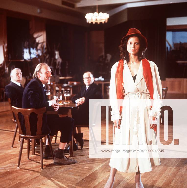 Die betrogenen Männer Peters (OTTO GRÜNMANDL), Edward (CHRISTOPH BAUMANN) und Heinz (DIETMAR MÖSSMER) bestellen Christine (ADELHEID ARNDT) zu einem letzten Rendezvous, um sich an ihr zu rächen. aka. Komödie von Richard Blank Überschrift: DIE HEIRATSSCHWINDLERIN BRD 1990