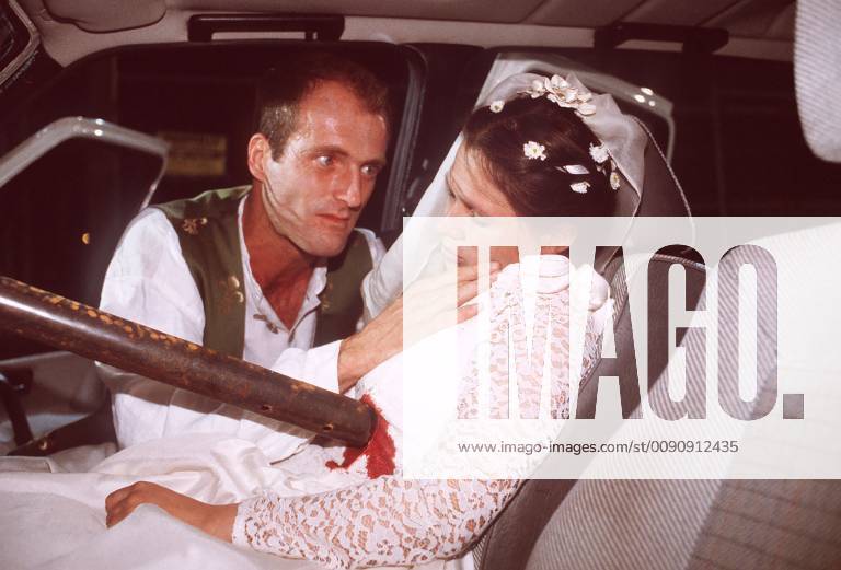 Uwe Stolzenbach verliert noch am Hochzeitstag durch einen Verkehrsunfall seine eben Angetraute. Sein Freund und Schwager war bei der Brautentführung in eine Baustelle gerast. Szene: ROBERT SEETHALER, HANNAH ROSENBERG Regie: Heidi Ramlow aka. TÜdliche Streiche Überschrift: VERKEHRSGERICHT BRD 1998