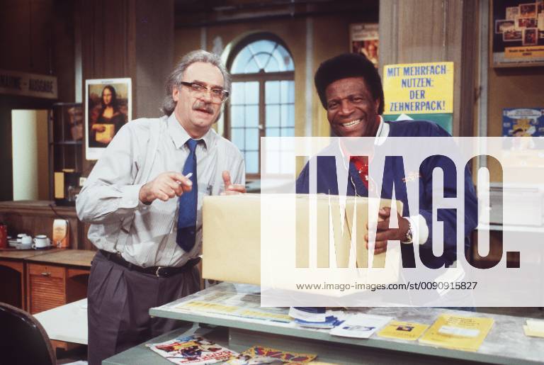 SALTO POSTALE Kommen und Gehen Das Postamt soll einen Computer bekommen. Foto: Rudi Reschke (ACHIM WOLFF, l.), Techniker (ROBERTO BLANCO). C42720 , 19DFAsalto Überschrift: SALTO POSTALE BRD 1994
