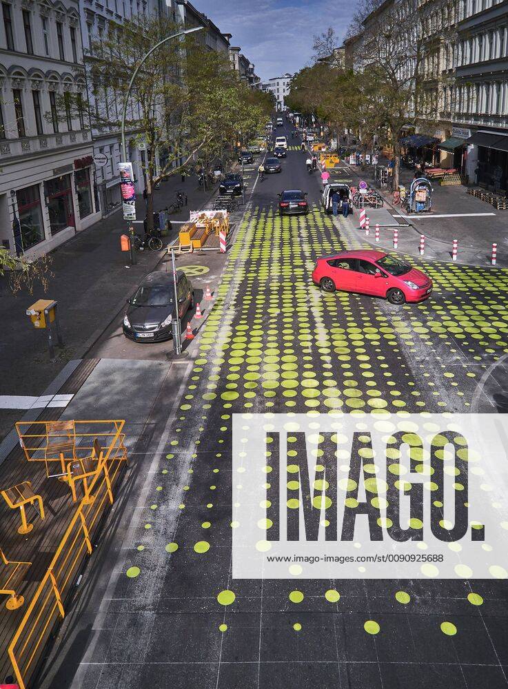 Berlin, Kreuzberg, Bergmannstrasse, Verkehrszeichen in Grün, Streetart oder Verkehrsberuhung