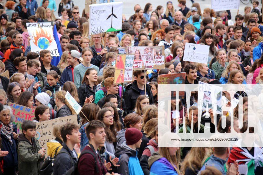 B.a. Fridays for future - auch in den Schulferien Auch in den Schulferien versammelten sich wieder mehrere hundert Jugendliche, Lehrer und Eltern am 26. April auf dem Münchner Odeonsplatz, um für den Klimaschutz zu demonstrieren Foto: Michael Westermann