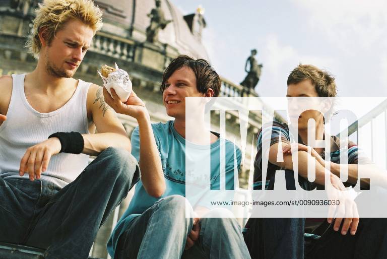 Axel Schreiber gestorben Berlin am Meer Malte (AXEL SCHREIBER), Tom (ROBERT STADLOBER) und Mitsch (CLAUDIUS FRANZ) Regie: Wolfgang EiÂßler aka. Berlin am Meer BERLIN AM MEER Deutschland 2007