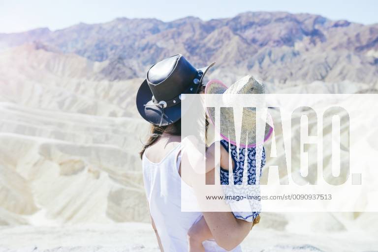 USA, California, Death Valley National Park, Twenty Mule Team Canyon, back view of mother and baby girl model released Symbolfoto GEMF02842
