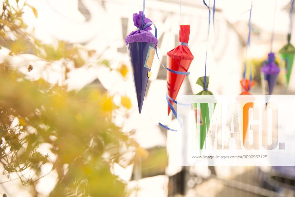 IMAGO Creative: Gesellschaft, Schule, Schulanfang Miniature school cones hanging in a row property released MFRF01226