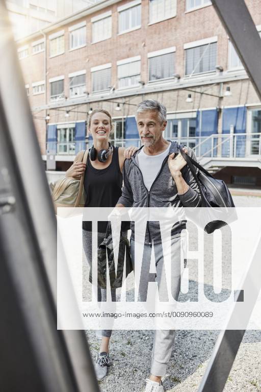 Portrait of mature man and young woman with sports bag on the way tof gym model released Symbolfoto RORF01713