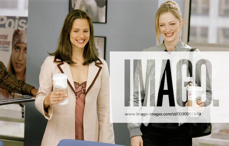 13 GOING ON 30 USA 2004 Gary Winick Jenna Rink (JENNIFER GARNER) und Lucy (JUDY GREER) Regie: Gary Winick 13 GOING ON 30 USA 2004