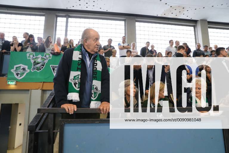 Spaniens EX König Juan Carlos mit seiner Frau Sophia und den Töchtern Elena und Cristina kommen zum Handballspiel des Enkels , Der 18-Jährige Pablo Urdangarin, spielt bei den A-Junioren der TSV Hannover-Burgdorf und steht am Sonnabend mit seiner Mannschaft gegen die HSG Wetzlar im Viertelfinale der Deutschen Meisterschaft.von links: Juan Carlos I , Sophia von Griechenland, Cristina v on Spanien, Großmutter Claire Liebaert Coutain, Elena von Spanien,