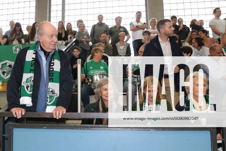 Spaniens EX König Juan Carlos mit seiner Frau Sophia und den Töchtern Elena und Cristina kommen zum Handballspiel des Enkels , Der 18-Jährige Pablo Urdangarin, spielt bei den A-Junioren der TSV Hannover-Burgdorf und steht am Sonnabend mit seiner Mannschaft gegen die HSG Wetzlar im Viertelfinale der Deutschen Meisterschaft.von links: Juan Carlos I , Sophia von Griechenland, Cristina v on Spanien, Großmutter Claire Liebaert Coutain, Elena von Spanien,