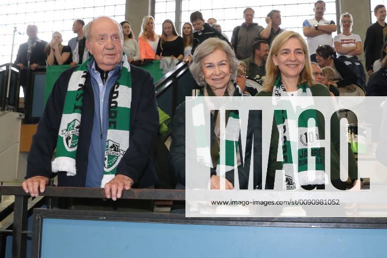 Spaniens EX König Juan Carlos mit seiner Frau Sophia und den Töchtern Elena und Cristina kommen zum Handballspiel des Enkels , Der 18-Jährige Pablo Urdangarin, spielt bei den A-Junioren der TSV Hannover-Burgdorf und steht am Sonnabend mit seiner Mannschaft gegen die HSG Wetzlar im Viertelfinale der Deutschen Meisterschaft.von links: Juan Carlos I , Sophia von Griechenland, Cristina v on Spanien, Großmutter Claire Liebaert Coutain, Elena von Spanien,