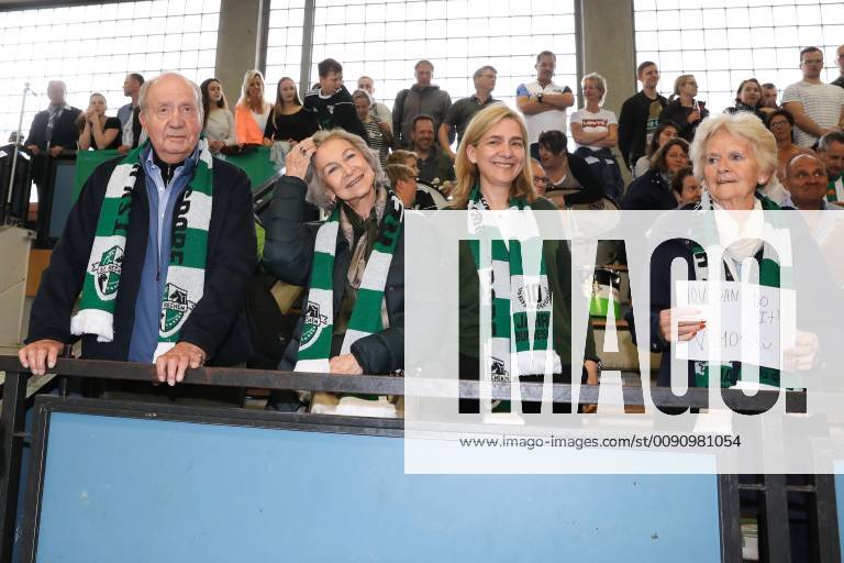 Spaniens EX König Juan Carlos mit seiner Frau Sophia und den Töchtern Elena und Cristina kommen zum Handballspiel des Enkels , Der 18-Jährige Pablo Urdangarin, spielt bei den A-Junioren der TSV Hannover-Burgdorf und steht am Sonnabend mit seiner Mannschaft gegen die HSG Wetzlar im Viertelfinale der Deutschen Meisterschaft.von links: Juan Carlos I , Sophia von Griechenland, Cristina v on Spanien, Großmutter Claire Liebaert Coutain, Elena von Spanien,