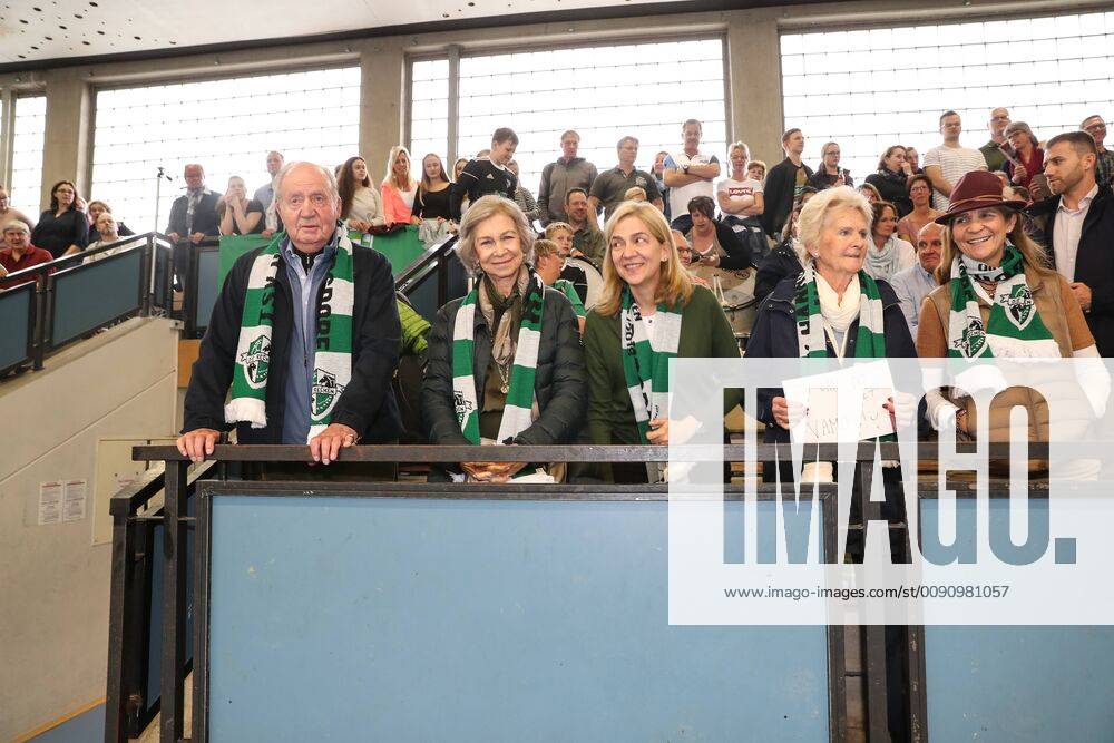 Spaniens EX König Juan Carlos mit seiner Frau Sophia und den Töchtern Elena und Cristina kommen zum Handballspiel des Enkels , Der 18-Jährige Pablo Urdangarin, spielt bei den A-Junioren der TSV Hannover-Burgdorf und steht am Sonnabend mit seiner Mannschaft gegen die HSG Wetzlar im Viertelfinale der Deutschen Meisterschaft.von links: Juan Carlos I , Sophia von Griechenland, Cristina v on Spanien, Großmutter Claire Liebaert Coutain, Elena von Spanien,