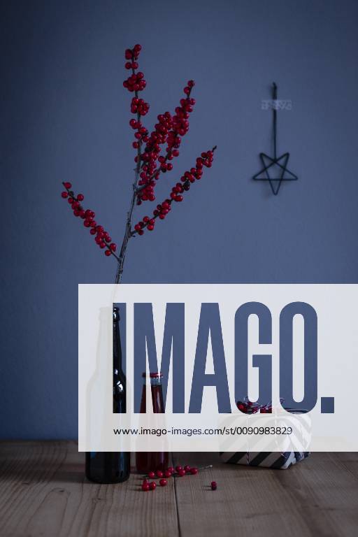 IMAGO Creative: Weihnachten, DIY, Geschenke verpacken - Nachhaltigkeit Twig of holly in glass bottle and wrapped present OJF00335