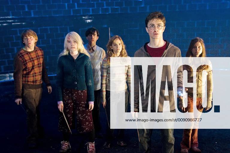 Harry Potter und der Orden des Phönix Ron (RUPERT GRINT), Luna Lovegood (EVANNA LYNCH), Neville Longbottom (MATTHEW LEWIS), Hermine (EMMA WATSON), Harry Potter (DANIEL RADCLIFFE) and Ginny Weasley (BONNIE WRIGHT) Regie: David Yates aka. Harry Potter and the Order of the Phoenix HARRY POTTER UND DER ORDEN DES PHÖNIX GB USA 2007