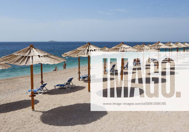 IMAGO Creative, Sommer, Schatten-Plätze bei Hitze Croatia, Dalmatia, Primosten, Adria, Beach with beach umbrellas WWF04152